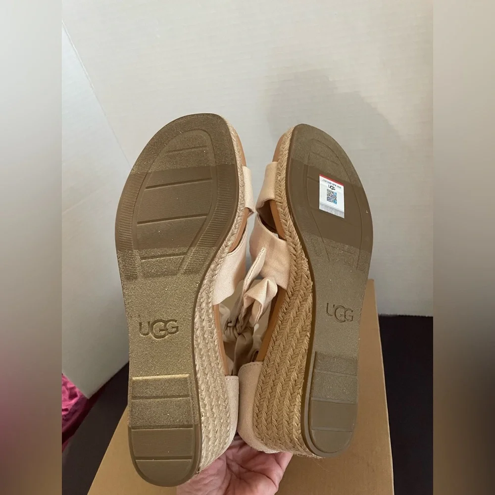 UGG Women's Yarrow Sandals size 9 Bnib - Picture 7 of 12